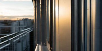 高层顶楼物业锁门违法吗?